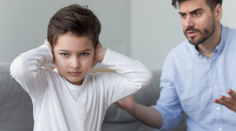 12 Anzeichen eines narzisstischen Vaters und wie man damit umgeht