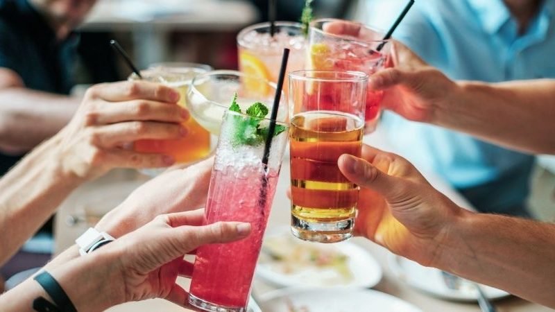 Die besten Cocktails basierend auf Ihrem Sternzeichen im Jahr 2021