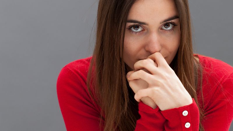 Introvertiertes Verhalten: 7 Zeichen, dass du das Rampenlicht nicht suchst